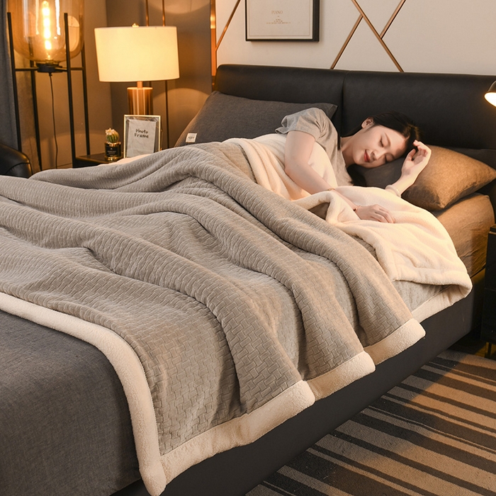 91家纺网 家纺一手货源 找家纺 印季家纺 2025秋冬新款三层夹棉-蝴蝶扣毛毯毯子多功能盖毯 蝴蝶扣-浅灰