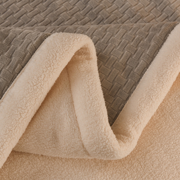 91家纺网 家纺一手货源 找家纺 印季家纺 2025秋冬新款三层夹棉-蝴蝶扣毛毯毯子多功能盖毯 蝴蝶扣-浅灰