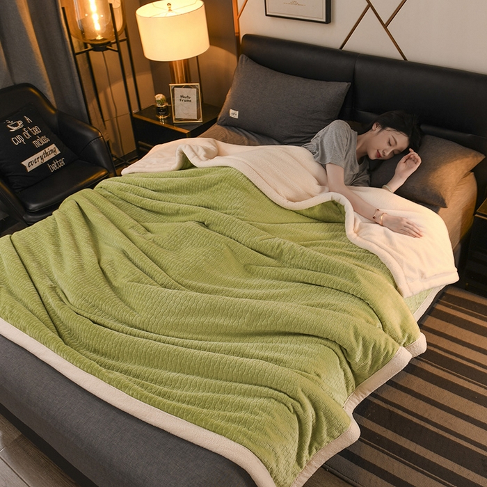 91家纺网 家纺一手货源 找家纺 印季家纺 2025秋冬新款三层夹棉-蝴蝶扣毛毯毯子多功能盖毯 蝴蝶扣-嫩绿