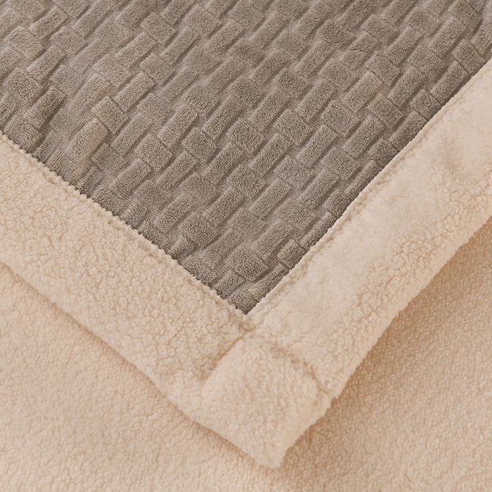 91家纺网 家纺一手货源 找家纺 印季家纺 2025秋冬新款三层夹棉-蝴蝶扣毛毯毯子多功能盖毯 蝴蝶扣-浅灰