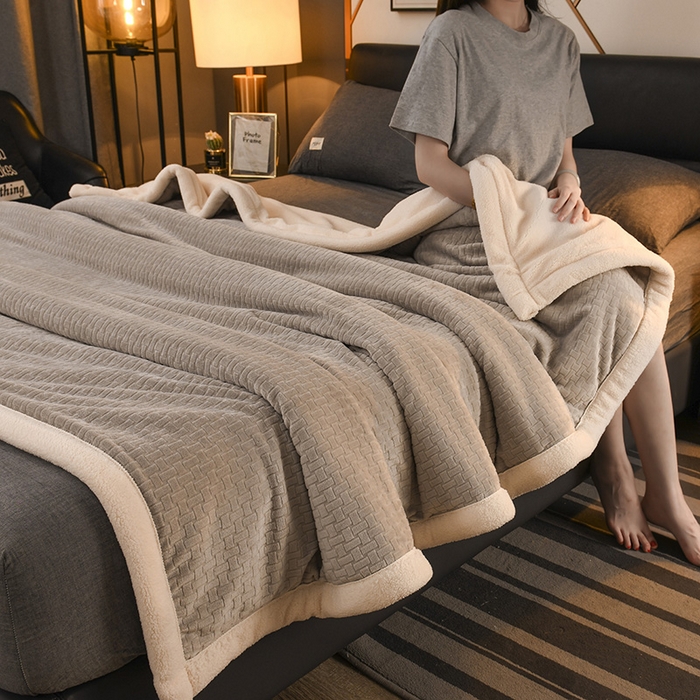 91家纺网 家纺一手货源 找家纺 印季家纺 2025秋冬新款三层夹棉-蝴蝶扣毛毯毯子多功能盖毯 蝴蝶扣-浅灰