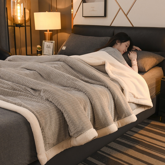 91家纺网 家纺一手货源 找家纺 印季家纺 2025秋冬新款三层夹棉-蝴蝶扣毛毯毯子多功能盖毯 蝴蝶扣-浅灰