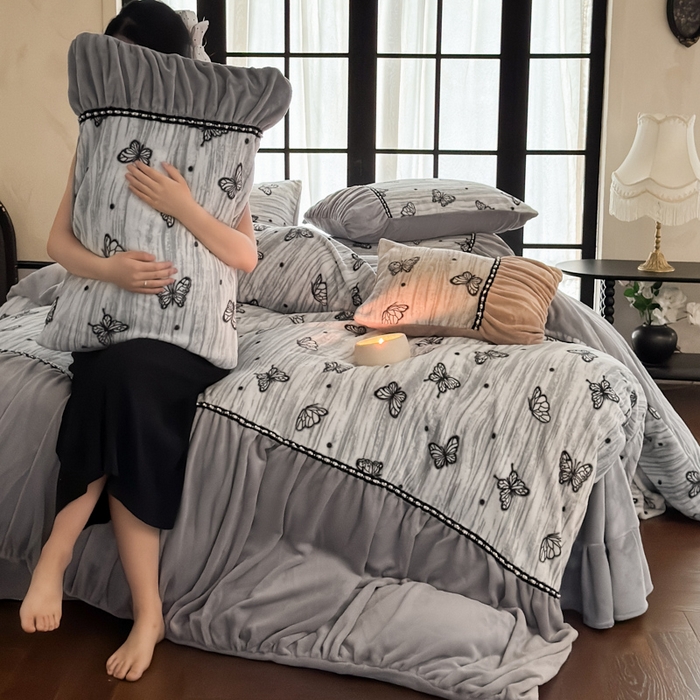 91家纺网 家纺一手货源 找家纺 （总）纯优家纺 2025新款秋冬法式复古风邹邹边雕花牛奶绒四件套-蝶舞纷飞