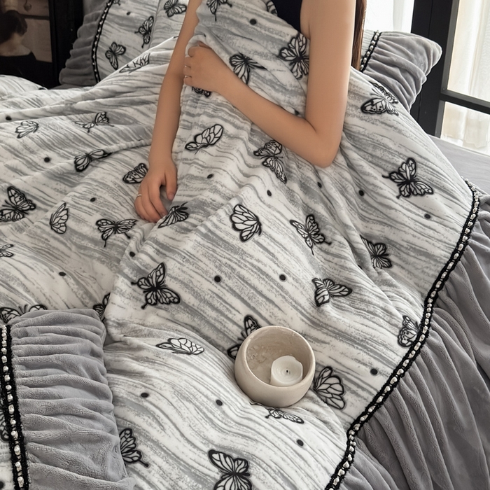 91家纺网 家纺一手货源 找家纺 （总）纯优家纺 2025新款秋冬法式复古风邹邹边雕花牛奶绒四件套-蝶舞纷飞