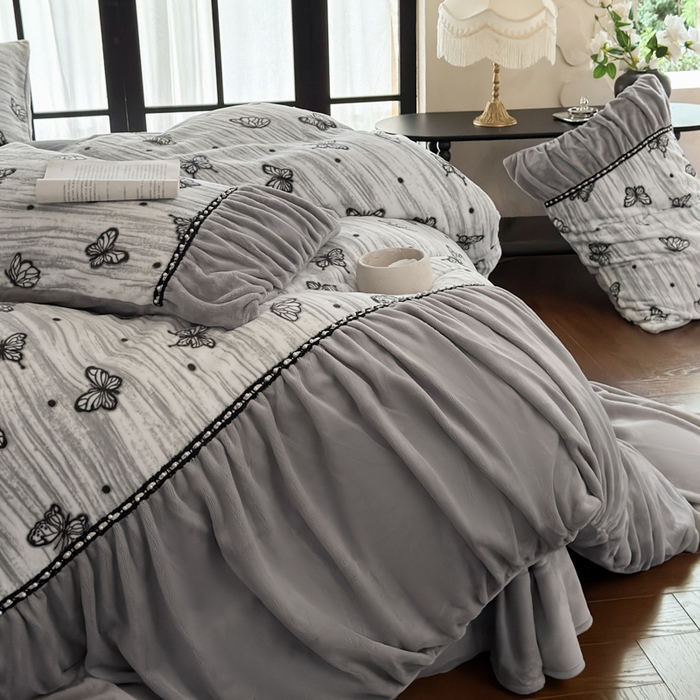 91家纺网 家纺一手货源 找家纺 （总）纯优家纺 2025新款秋冬法式复古风邹邹边雕花牛奶绒四件套-蝶舞纷飞