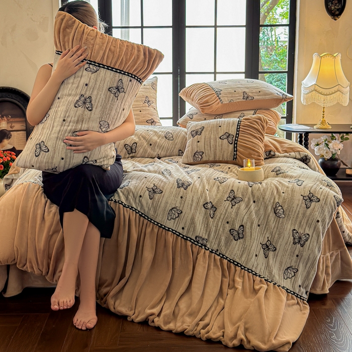 91家纺网 家纺一手货源 找家纺 纯优家纺 2025新款秋冬法式复古风邹邹边雕花牛奶绒四件套-蝶舞纷飞 蝶舞纷飞-奶咖