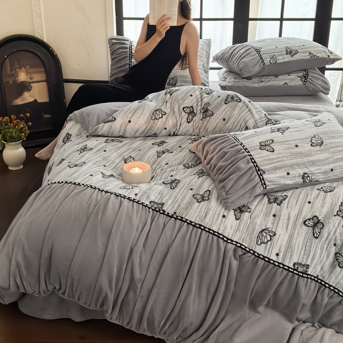 91家纺网 家纺一手货源 找家纺 （总）纯优家纺 2025新款秋冬法式复古风邹邹边雕花牛奶绒四件套-蝶舞纷飞