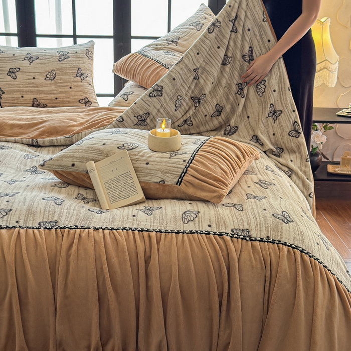 91家纺网 家纺一手货源 找家纺 纯优家纺 2025新款秋冬法式复古风邹邹边雕花牛奶绒四件套-蝶舞纷飞 蝶舞纷飞-奶咖