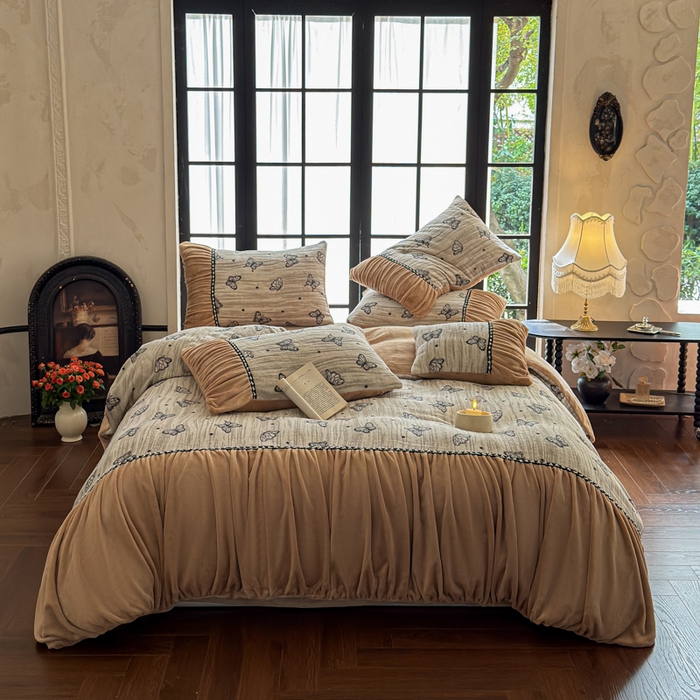 91家纺网 家纺一手货源 找家纺 纯优家纺 2025新款秋冬法式复古风邹邹边雕花牛奶绒四件套-蝶舞纷飞 蝶舞纷飞-奶咖