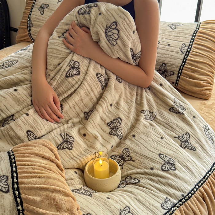 91家纺网 家纺一手货源 找家纺 纯优家纺 2025新款秋冬法式复古风邹邹边雕花牛奶绒四件套-蝶舞纷飞 蝶舞纷飞-奶咖