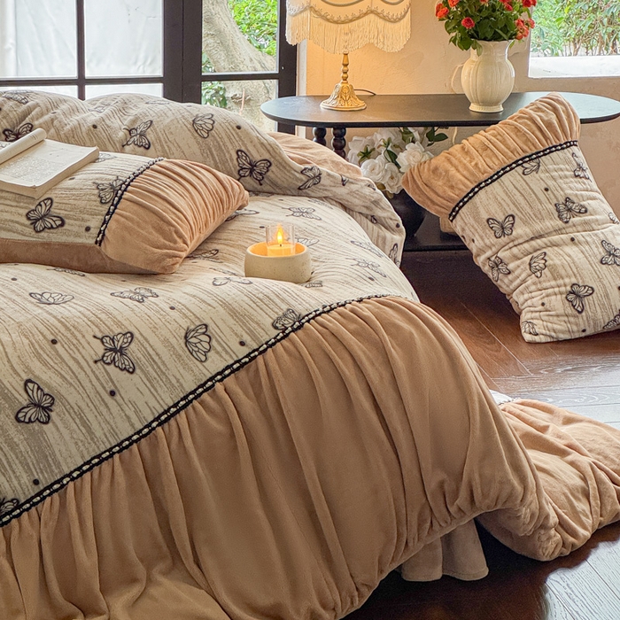 91家纺网 家纺一手货源 找家纺 纯优家纺 2025新款秋冬法式复古风邹邹边雕花牛奶绒四件套-蝶舞纷飞 蝶舞纷飞-奶咖