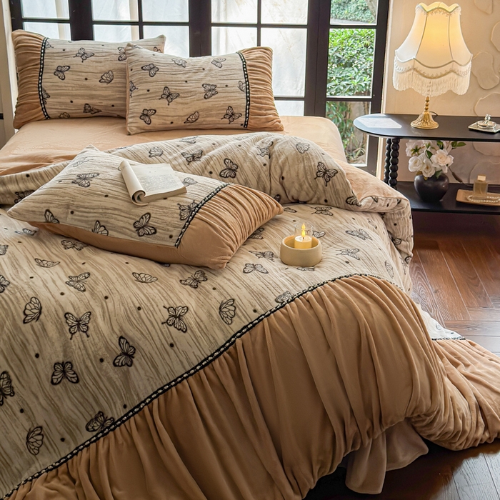 91家纺网 家纺一手货源 找家纺 纯优家纺 2025新款秋冬法式复古风邹邹边雕花牛奶绒四件套-蝶舞纷飞 蝶舞纷飞-奶咖