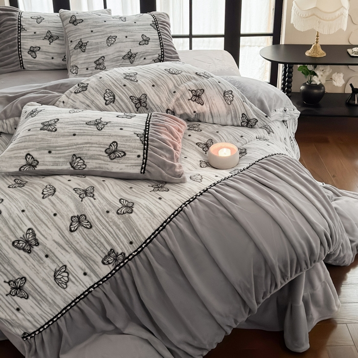 91家纺网 家纺一手货源 找家纺 纯优家纺 2025新款秋冬法式复古风邹邹边雕花牛奶绒四件套-蝶舞纷飞 蝶舞纷飞-灰色