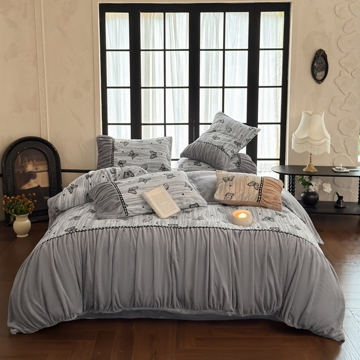 91家纺网 家纺一手货源 找家纺 （总）纯优家纺 2025新款秋冬法式复古风邹邹边雕花牛奶绒四件套-蝶舞纷飞