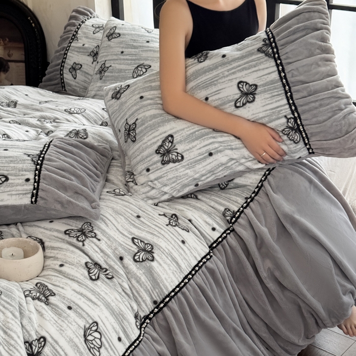 91家纺网 家纺一手货源 找家纺 纯优家纺 2025新款秋冬法式复古风邹邹边雕花牛奶绒四件套-蝶舞纷飞 蝶舞纷飞-灰色