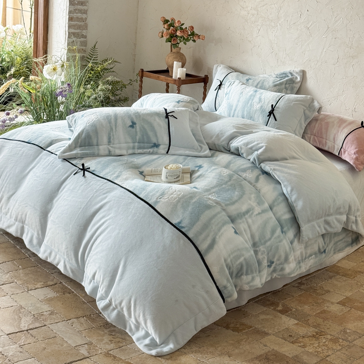 91家纺网 家纺一手货源 找家纺 纯优家纺 2025新款黑色小蝴蝶结雕花牛奶绒四件套-境花蝶梦 境花蝶梦-浅绿