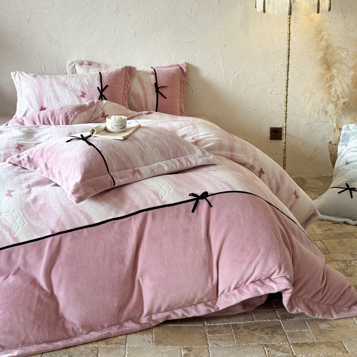 91家纺网 家纺一手货源 找家纺 纯优家纺 2025新款黑色小蝴蝶结雕花牛奶绒四件套-境花蝶梦 境花蝶梦-粉色