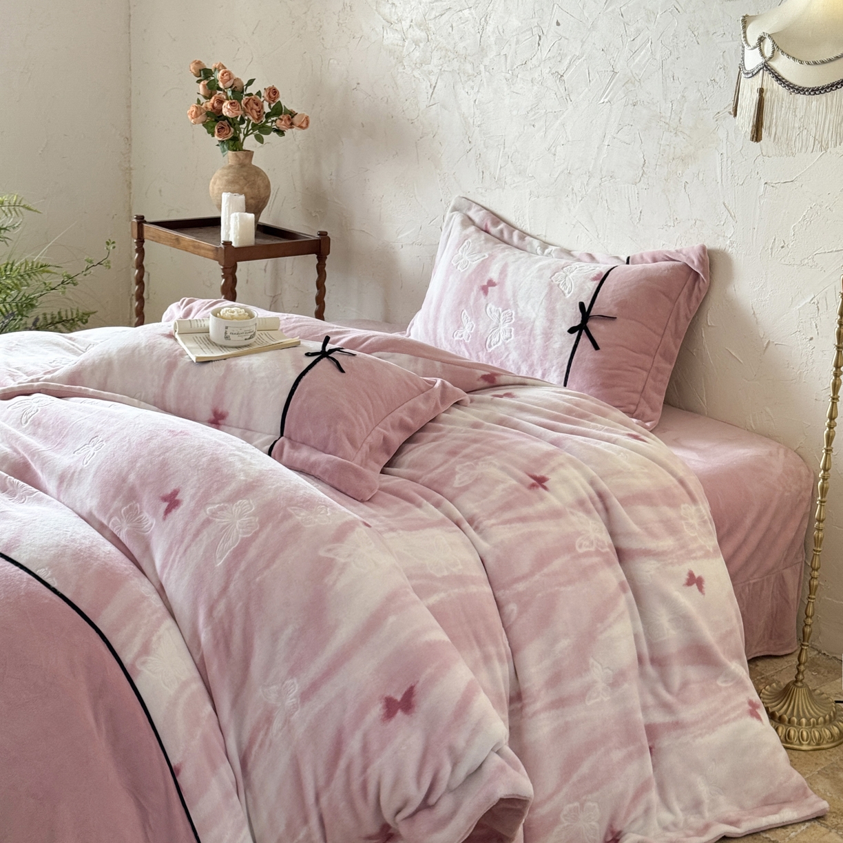 91家纺网 家纺一手货源 找家纺 纯优家纺 2025新款黑色小蝴蝶结雕花牛奶绒四件套-境花蝶梦 境花蝶梦-粉色