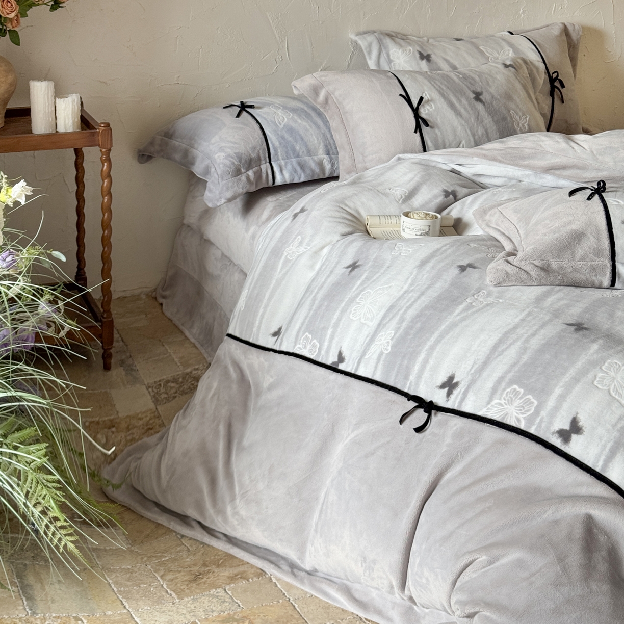 91家纺网 家纺一手货源 找家纺 纯优家纺 2025新款黑色小蝴蝶结雕花牛奶绒四件套-境花蝶梦 境花蝶梦-灰