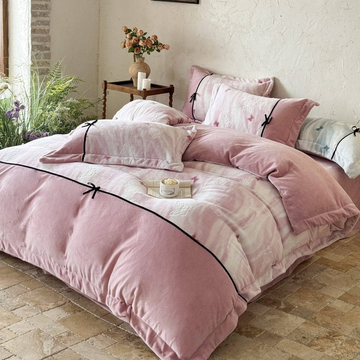 91家纺网 家纺一手货源 找家纺 纯优家纺 2025新款黑色小蝴蝶结雕花牛奶绒四件套-境花蝶梦 境花蝶梦-粉色