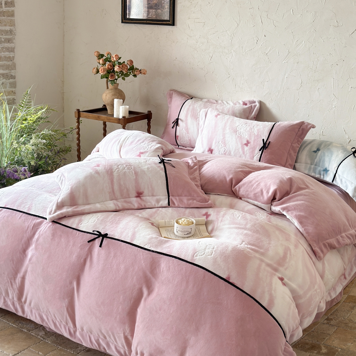 91家纺网 家纺一手货源 找家纺 纯优家纺 2025新款黑色小蝴蝶结雕花牛奶绒四件套-境花蝶梦 境花蝶梦-粉色