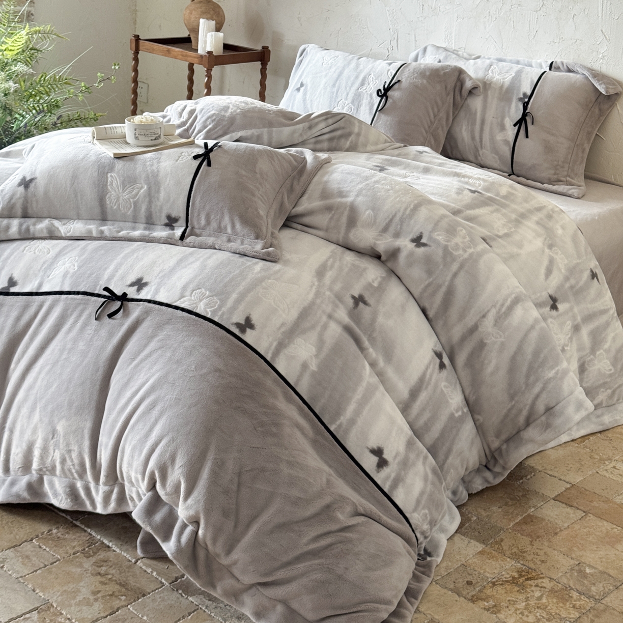 91家纺网 家纺一手货源 找家纺 纯优家纺 2025新款黑色小蝴蝶结雕花牛奶绒四件套-境花蝶梦 境花蝶梦-灰