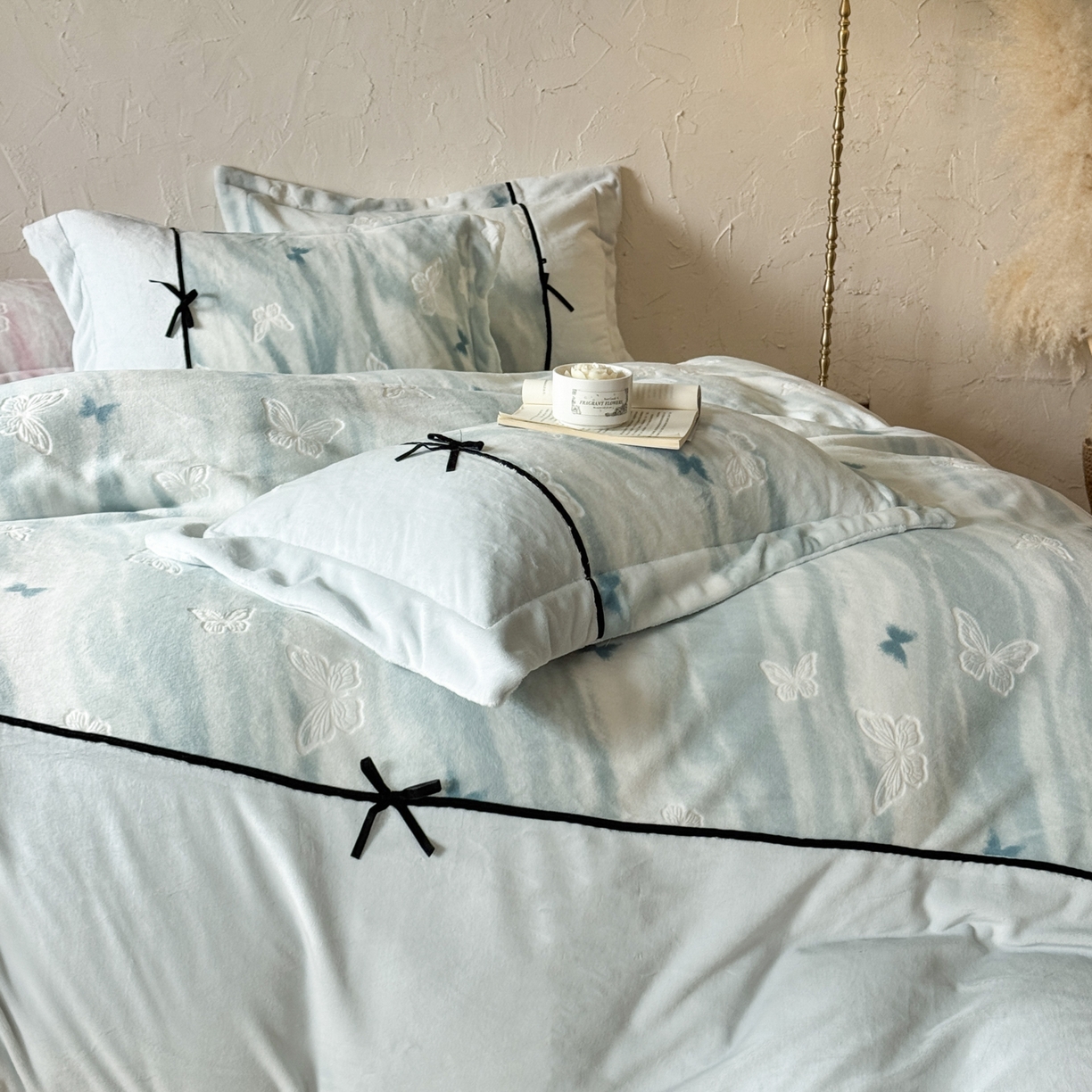 91家纺网 家纺一手货源 找家纺 纯优家纺 2025新款黑色小蝴蝶结雕花牛奶绒四件套-境花蝶梦 境花蝶梦-浅绿