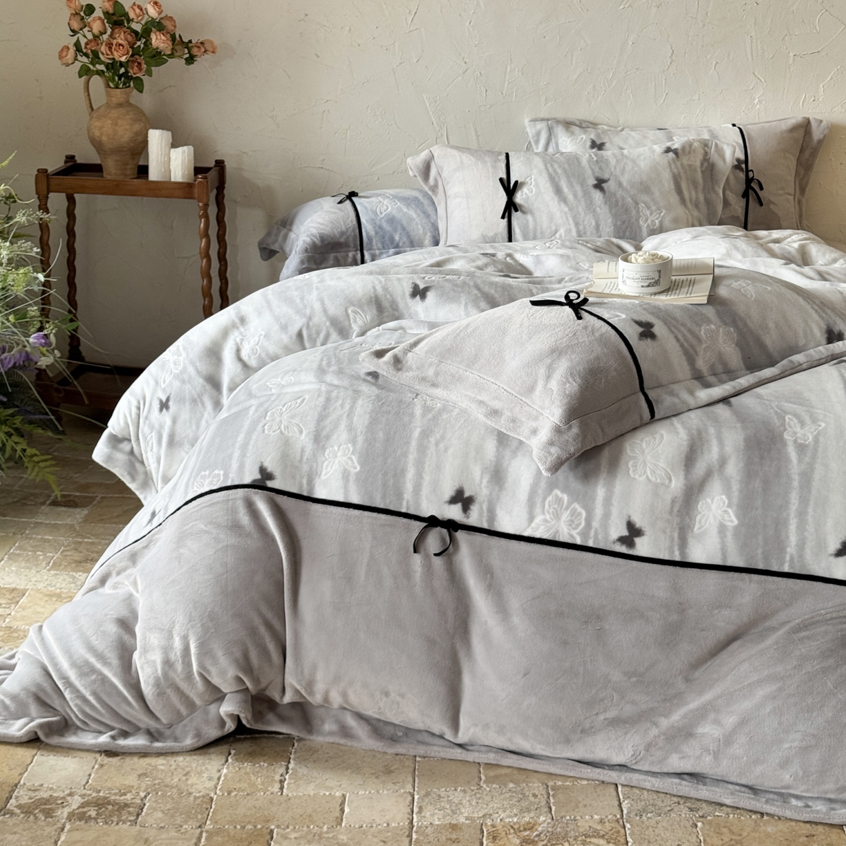 91家纺网 家纺一手货源 找家纺 纯优家纺 2025新款黑色小蝴蝶结雕花牛奶绒四件套-境花蝶梦 境花蝶梦-灰