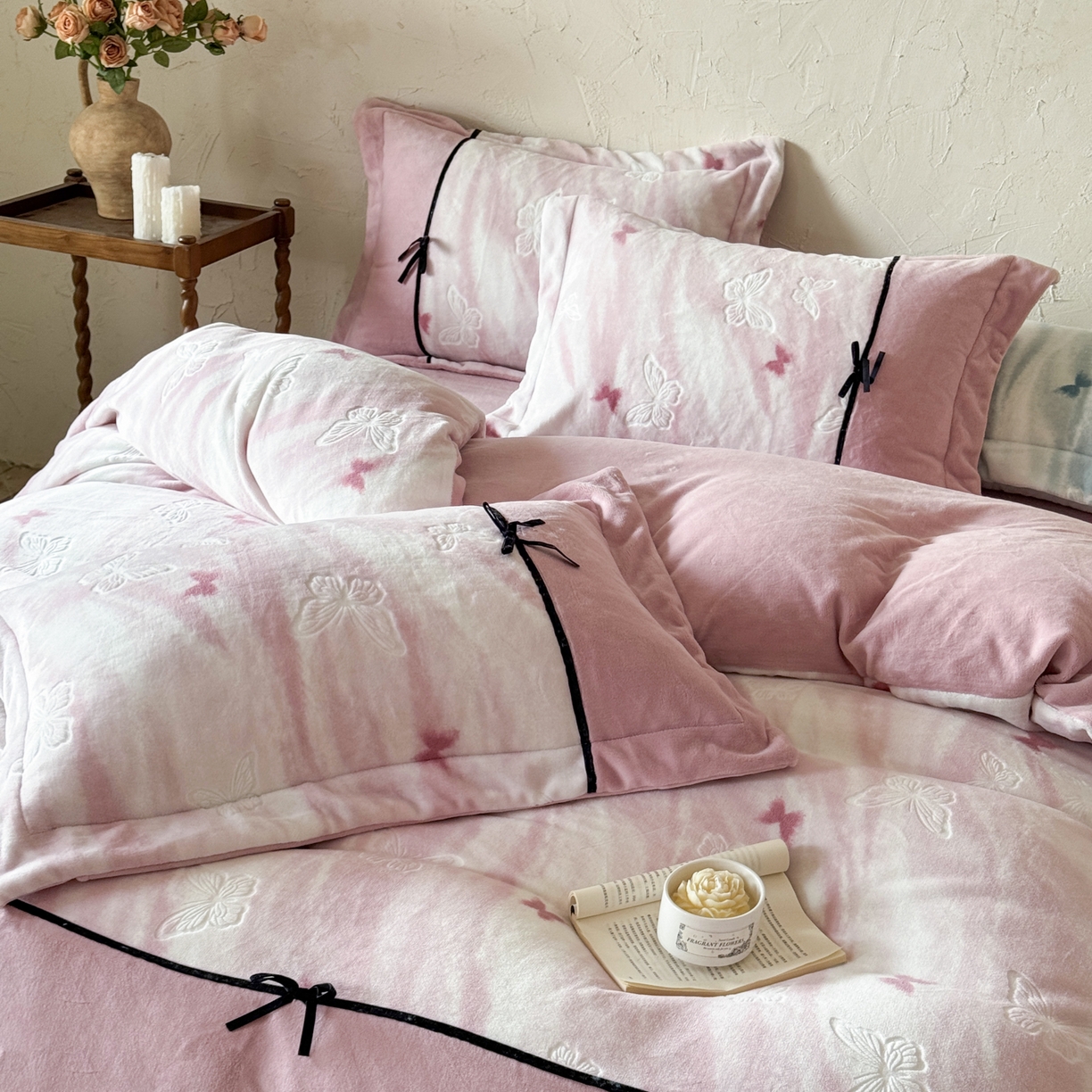 91家纺网 家纺一手货源 找家纺 纯优家纺 2025新款黑色小蝴蝶结雕花牛奶绒四件套-境花蝶梦 境花蝶梦-粉色