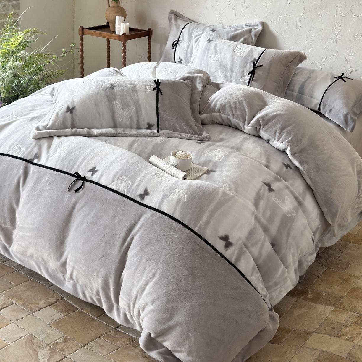 91家纺网 家纺一手货源 找家纺 纯优家纺 2025新款黑色小蝴蝶结雕花牛奶绒四件套-境花蝶梦 境花蝶梦-灰