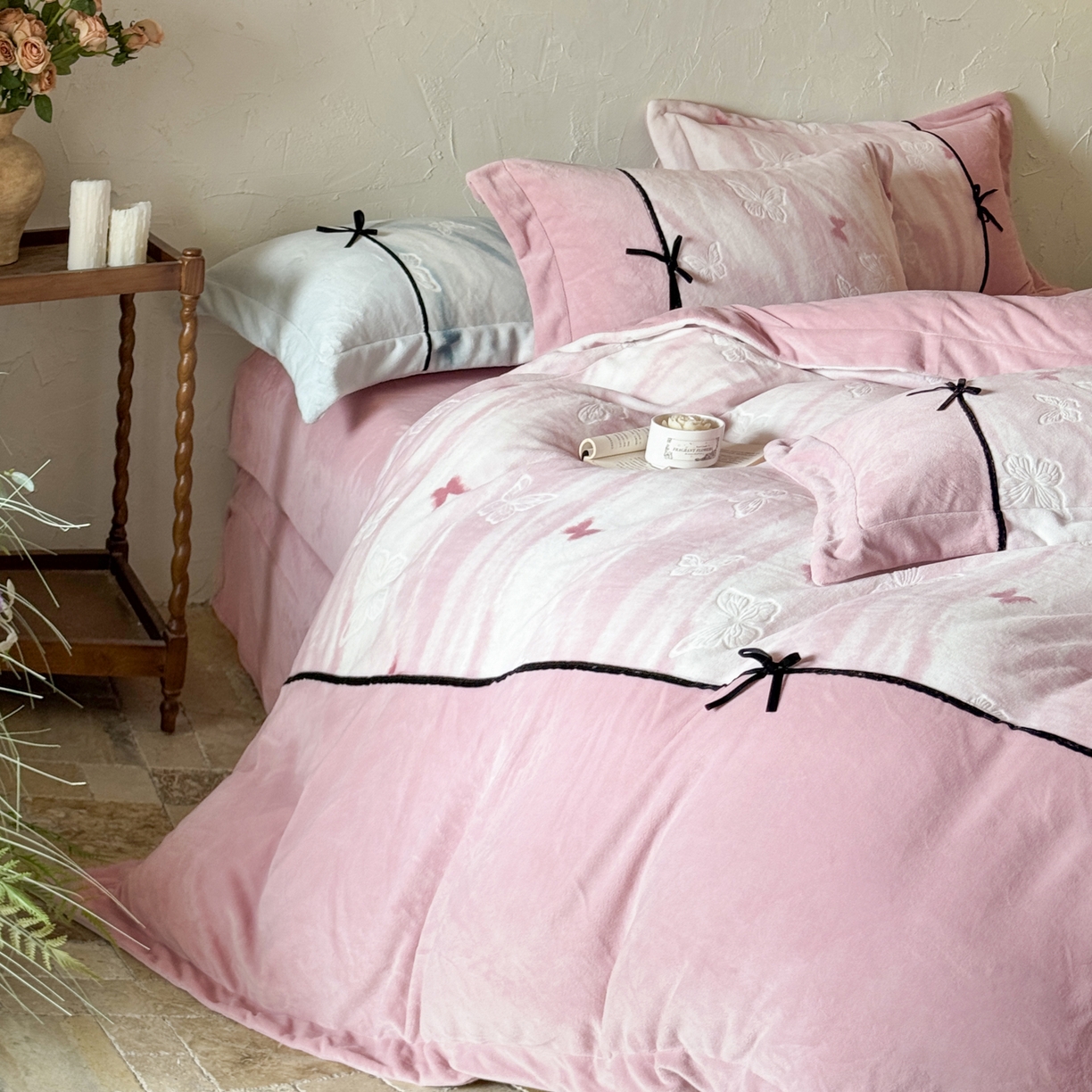 91家纺网 家纺一手货源 找家纺 纯优家纺 2025新款黑色小蝴蝶结雕花牛奶绒四件套-境花蝶梦 境花蝶梦-粉色