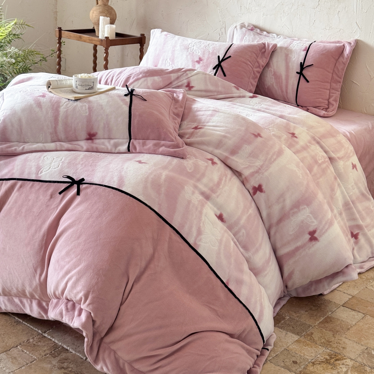 91家纺网 家纺一手货源 找家纺 纯优家纺 2025新款黑色小蝴蝶结雕花牛奶绒四件套-境花蝶梦 境花蝶梦-粉色