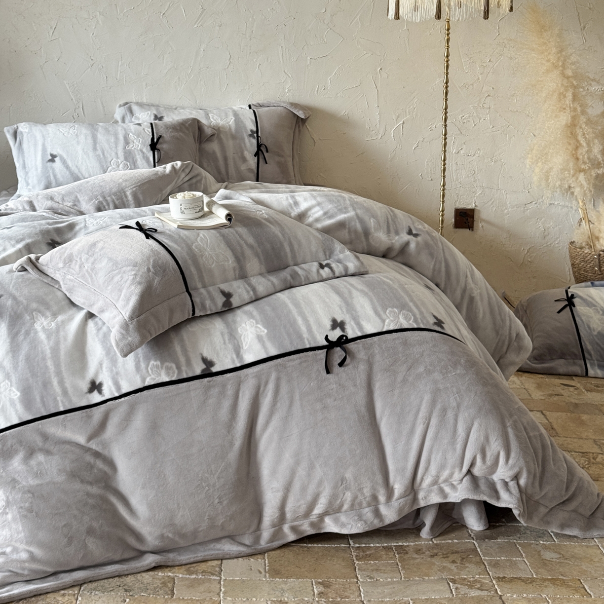 91家纺网 家纺一手货源 找家纺 纯优家纺 2025新款黑色小蝴蝶结雕花牛奶绒四件套-境花蝶梦 境花蝶梦-灰