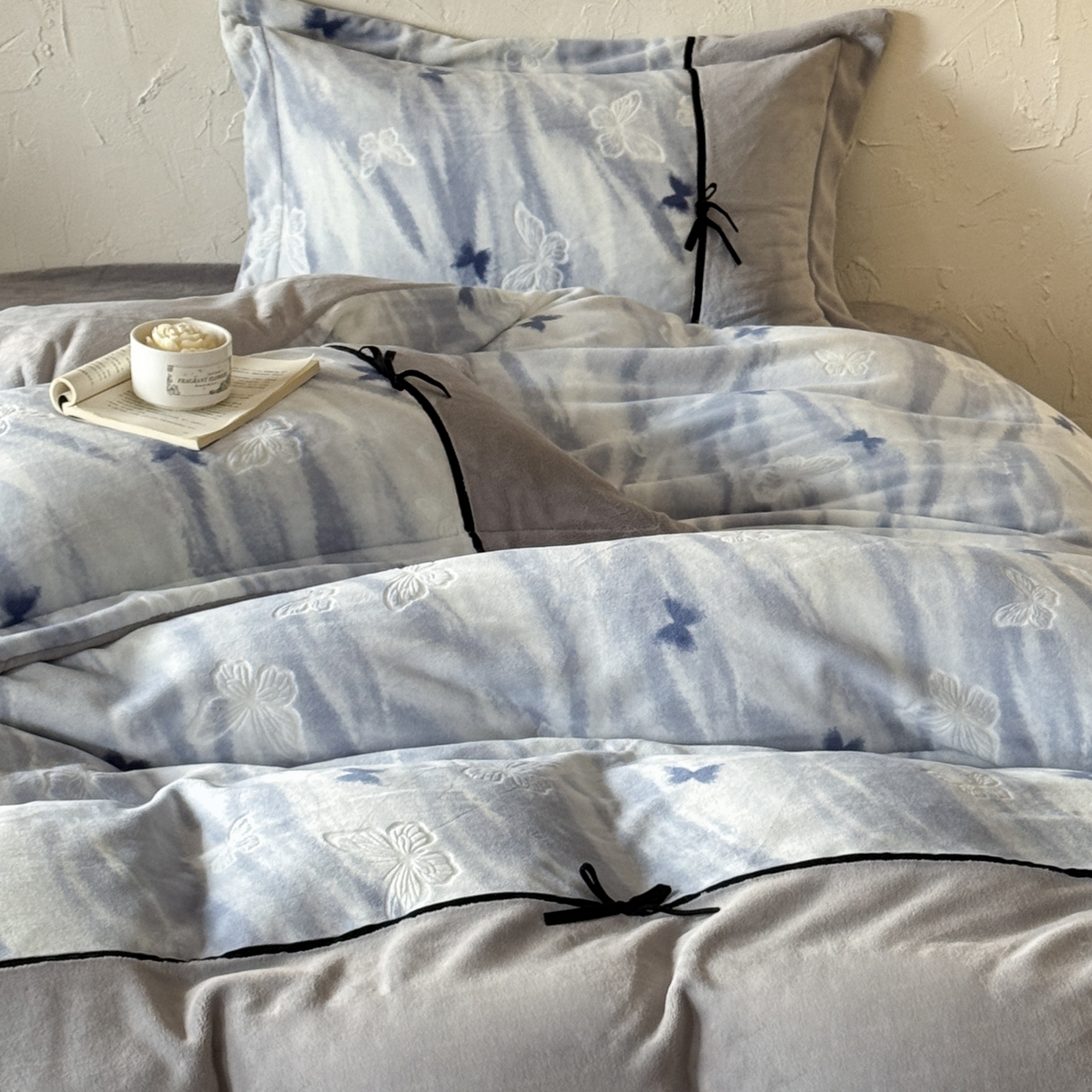 91家纺网 家纺一手货源 找家纺 纯优家纺 2025新款黑色小蝴蝶结雕花牛奶绒四件套-境花蝶梦 境花蝶梦-蓝色