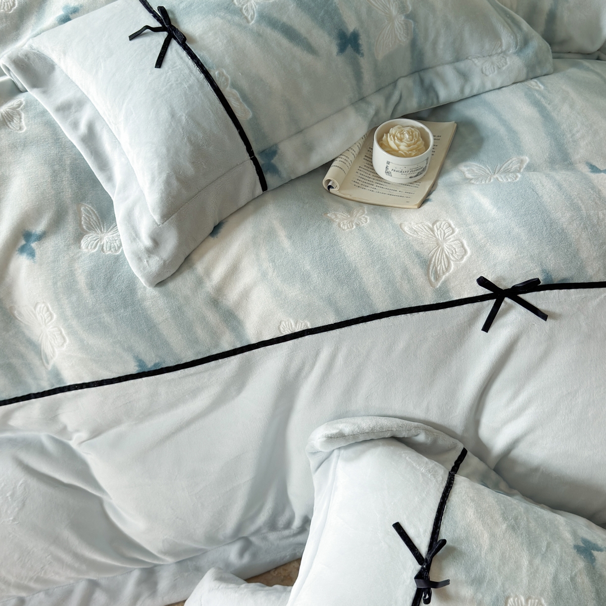 91家纺网 家纺一手货源 找家纺 纯优家纺 2025新款黑色小蝴蝶结雕花牛奶绒四件套-境花蝶梦 境花蝶梦-浅绿