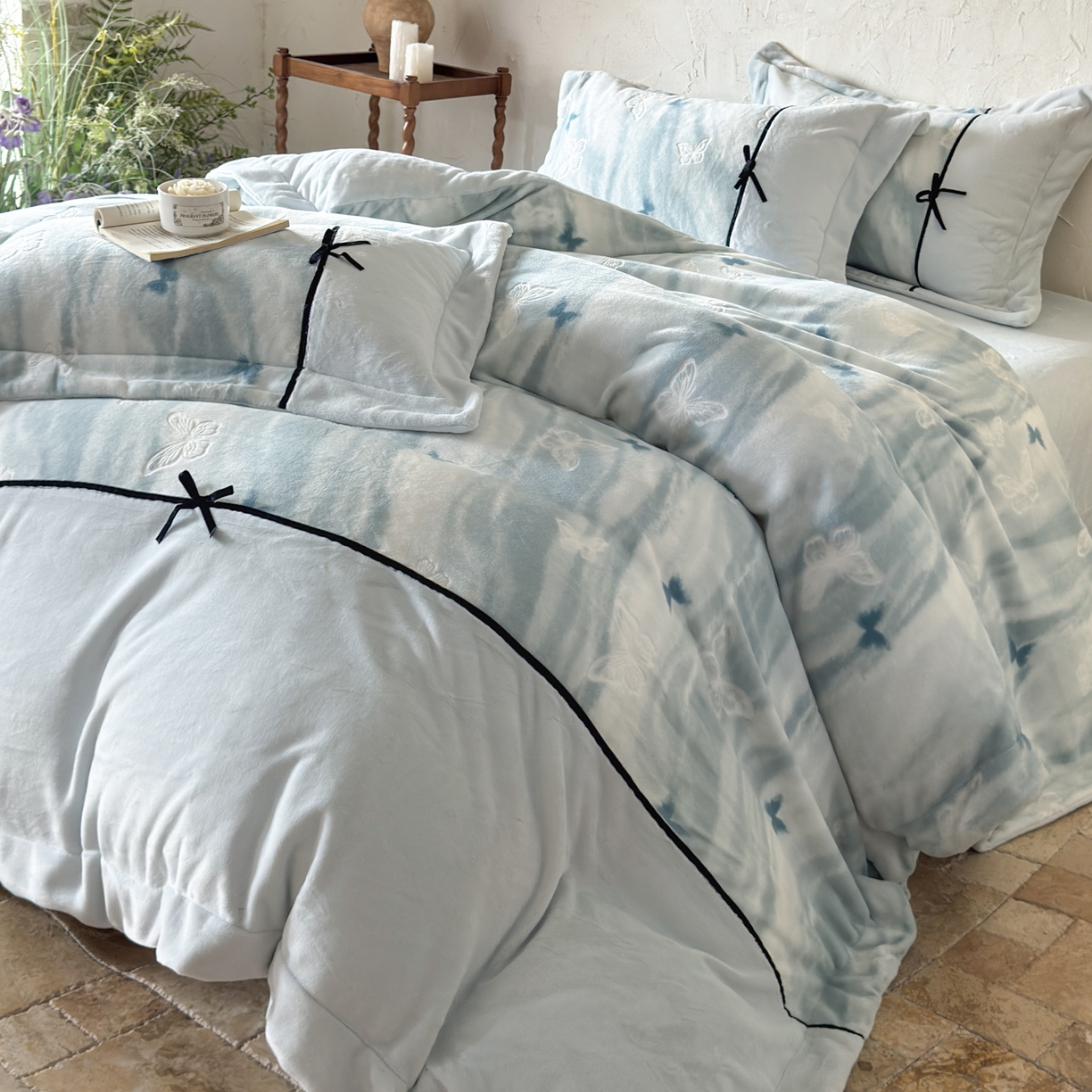 91家纺网 家纺一手货源 找家纺 纯优家纺 2025新款黑色小蝴蝶结雕花牛奶绒四件套-境花蝶梦 境花蝶梦-浅绿