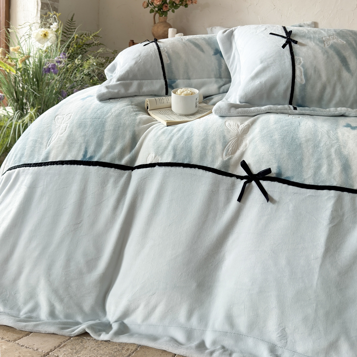 91家纺网 家纺一手货源 找家纺 纯优家纺 2025新款黑色小蝴蝶结雕花牛奶绒四件套-境花蝶梦 境花蝶梦-浅绿