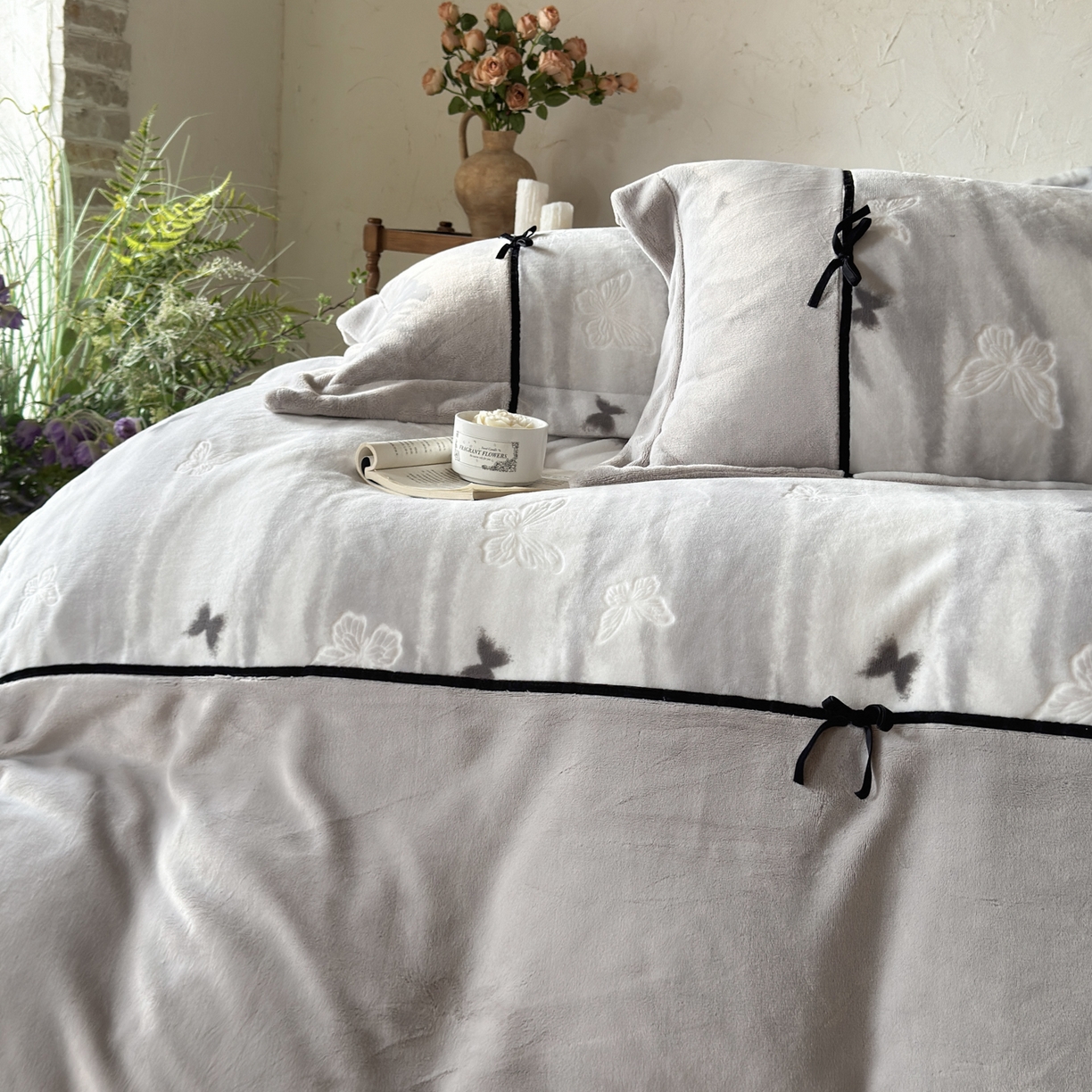 91家纺网 家纺一手货源 找家纺 纯优家纺 2025新款黑色小蝴蝶结雕花牛奶绒四件套-境花蝶梦 境花蝶梦-灰