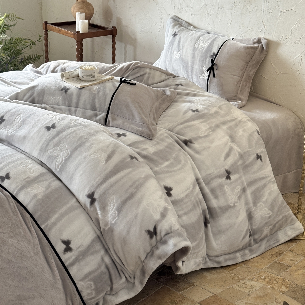 91家纺网 家纺一手货源 找家纺 纯优家纺 2025新款黑色小蝴蝶结雕花牛奶绒四件套-境花蝶梦 境花蝶梦-灰