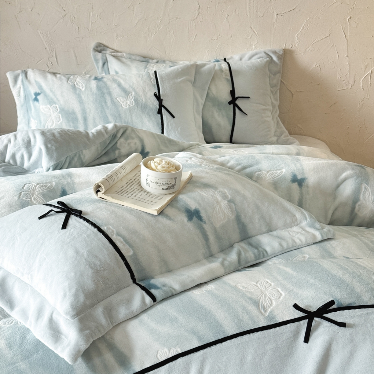 91家纺网 家纺一手货源 找家纺 纯优家纺 2025新款黑色小蝴蝶结雕花牛奶绒四件套-境花蝶梦 境花蝶梦-浅绿