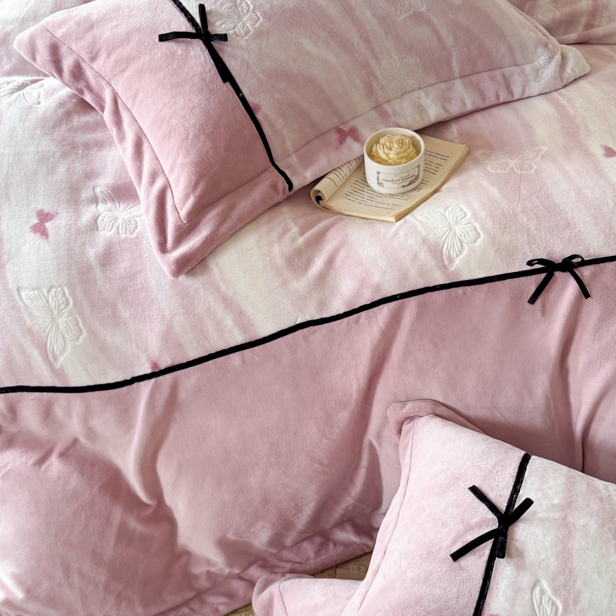 91家纺网 家纺一手货源 找家纺 纯优家纺 2025新款黑色小蝴蝶结雕花牛奶绒四件套-境花蝶梦 境花蝶梦-粉色