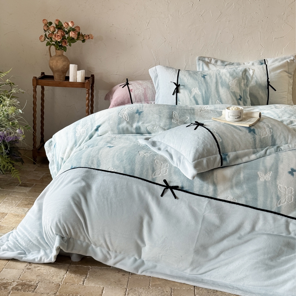 91家纺网 家纺一手货源 找家纺 纯优家纺 2025新款黑色小蝴蝶结雕花牛奶绒四件套-境花蝶梦 境花蝶梦-浅绿