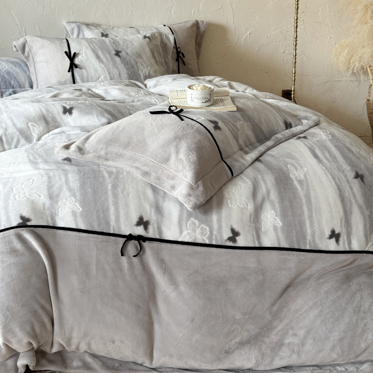 91家纺网 家纺一手货源 找家纺 纯优家纺 2025新款黑色小蝴蝶结雕花牛奶绒四件套-境花蝶梦 境花蝶梦-灰