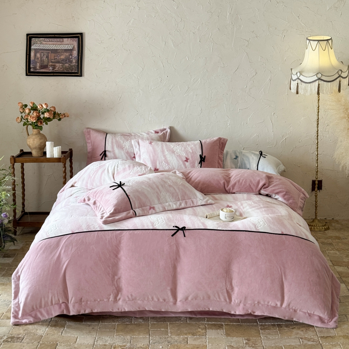 纯优家纺 2025新款黑色小蝴蝶结雕花牛奶绒四件套-境花蝶梦 境花蝶梦-粉色