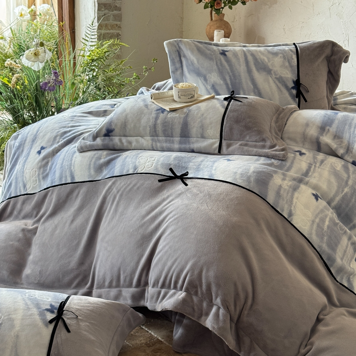 91家纺网 家纺一手货源 找家纺 纯优家纺 2025新款黑色小蝴蝶结雕花牛奶绒四件套-境花蝶梦 境花蝶梦-蓝色