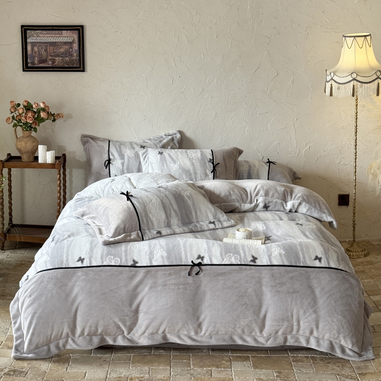 纯优家纺 2025新款黑色小蝴蝶结雕花牛奶绒四件套-境花蝶梦 境花蝶梦-灰