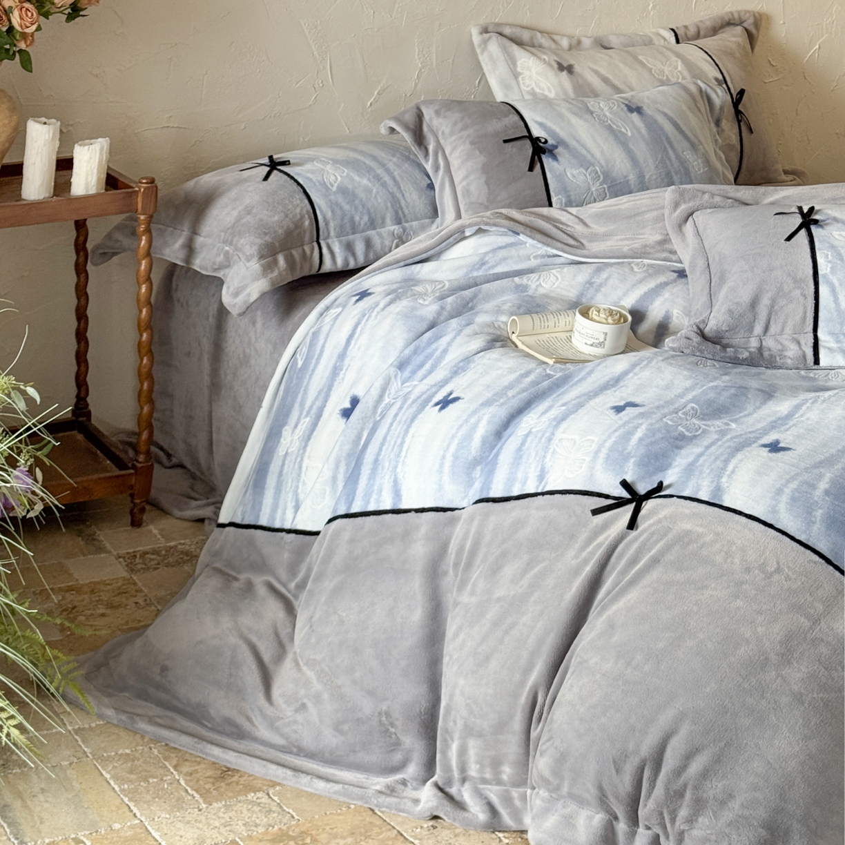 91家纺网 家纺一手货源 找家纺 纯优家纺 2025新款黑色小蝴蝶结雕花牛奶绒四件套-境花蝶梦 境花蝶梦-蓝色