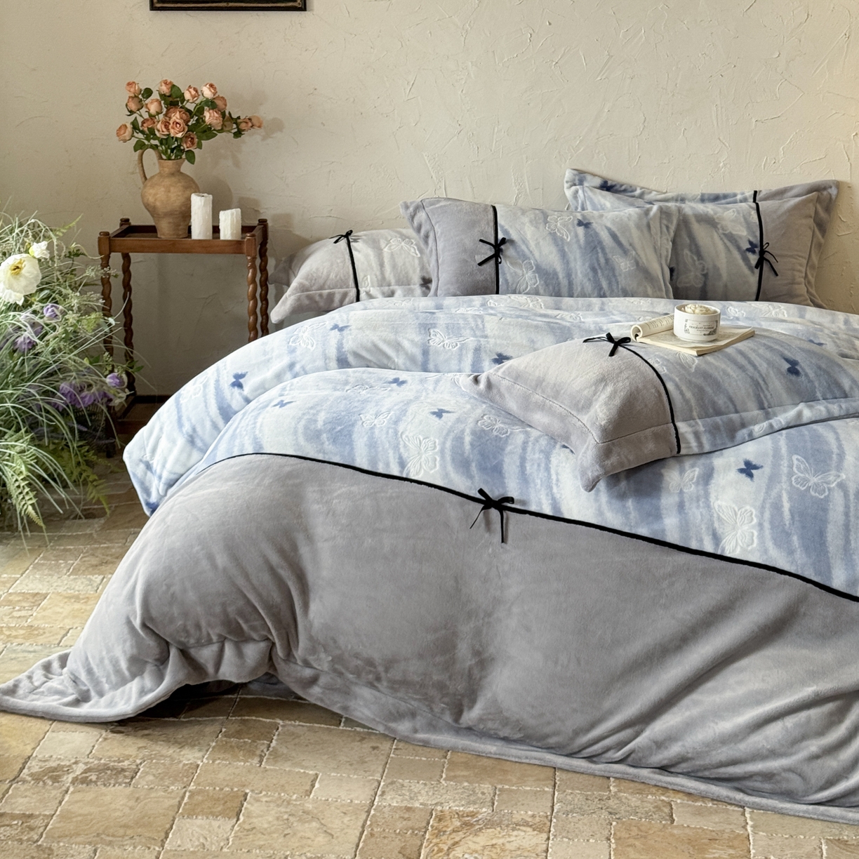 91家纺网 家纺一手货源 找家纺 纯优家纺 2025新款黑色小蝴蝶结雕花牛奶绒四件套-境花蝶梦 境花蝶梦-蓝色