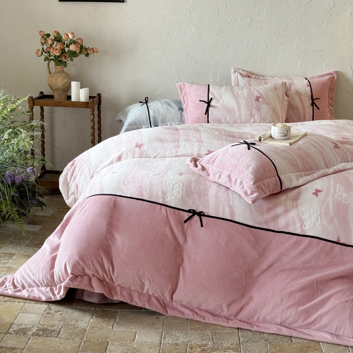 91家纺网 家纺一手货源 找家纺 纯优家纺 2025新款黑色小蝴蝶结雕花牛奶绒四件套-境花蝶梦 境花蝶梦-粉色