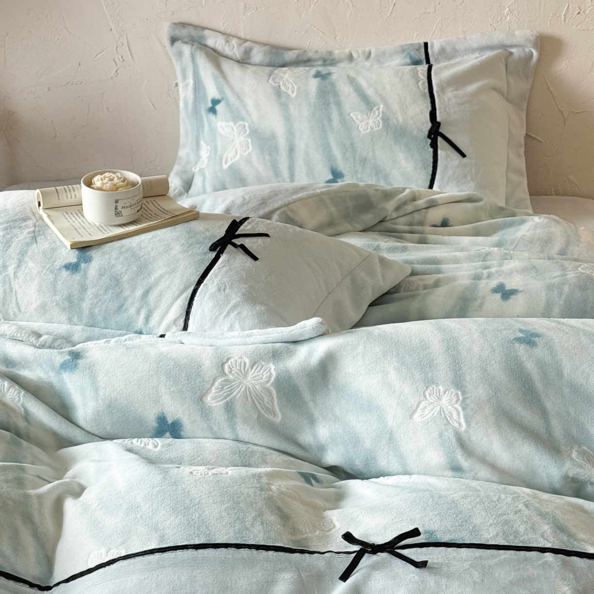 91家纺网 家纺一手货源 找家纺 纯优家纺 2025新款黑色小蝴蝶结雕花牛奶绒四件套-境花蝶梦 境花蝶梦-浅绿